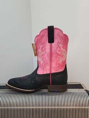 NWT-ARIAT WIGGLE ROOM BLACK & HOT PINK LEATHER SQUARE TOE COWBOY BOOTS
